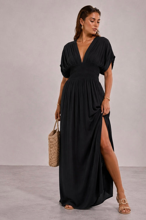 L'Azurienne — Robe fluide noire portée en terrasse au soleil | Azura